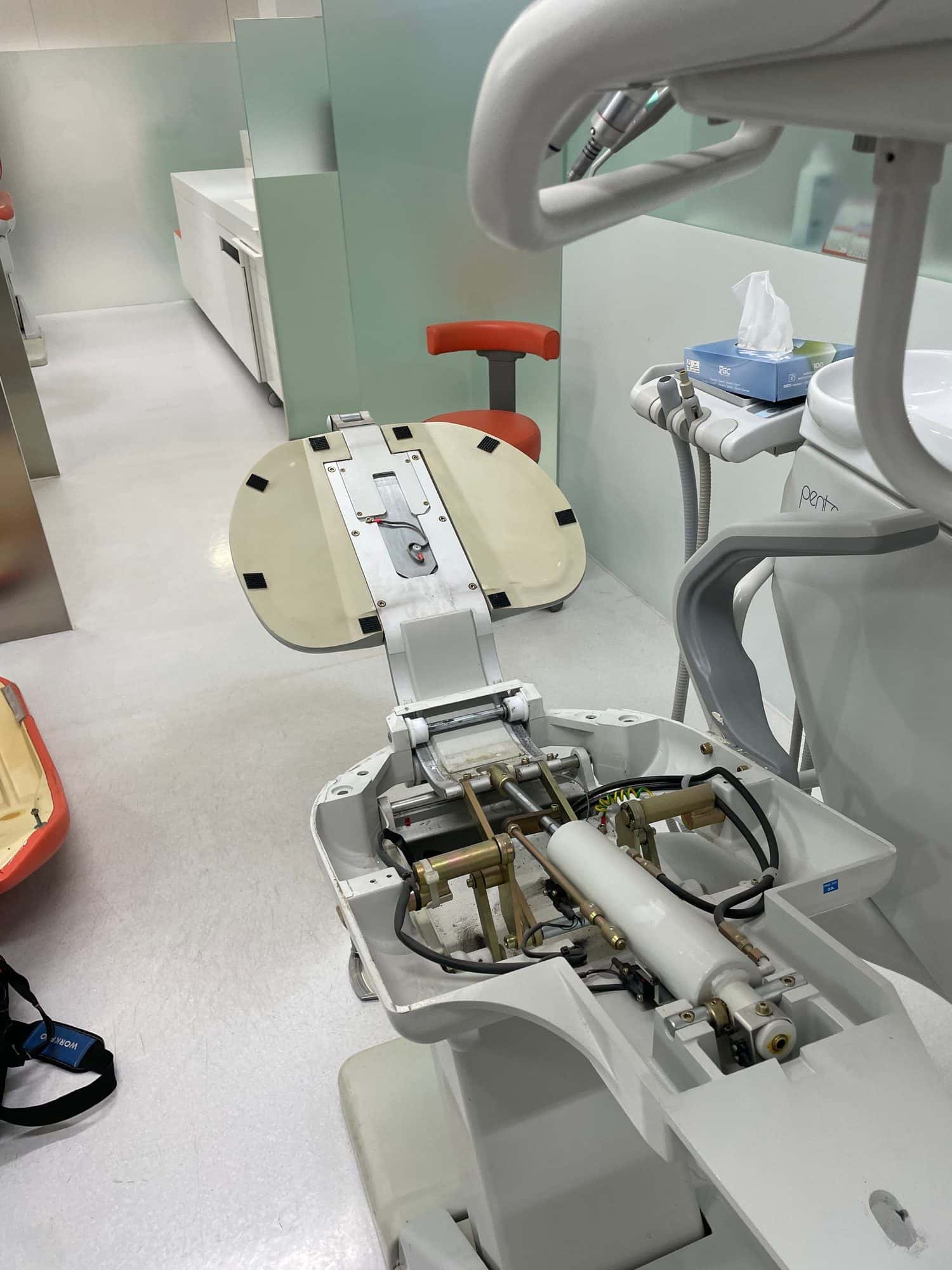 Sillón dental desmontado en el gabinete para su retapizado