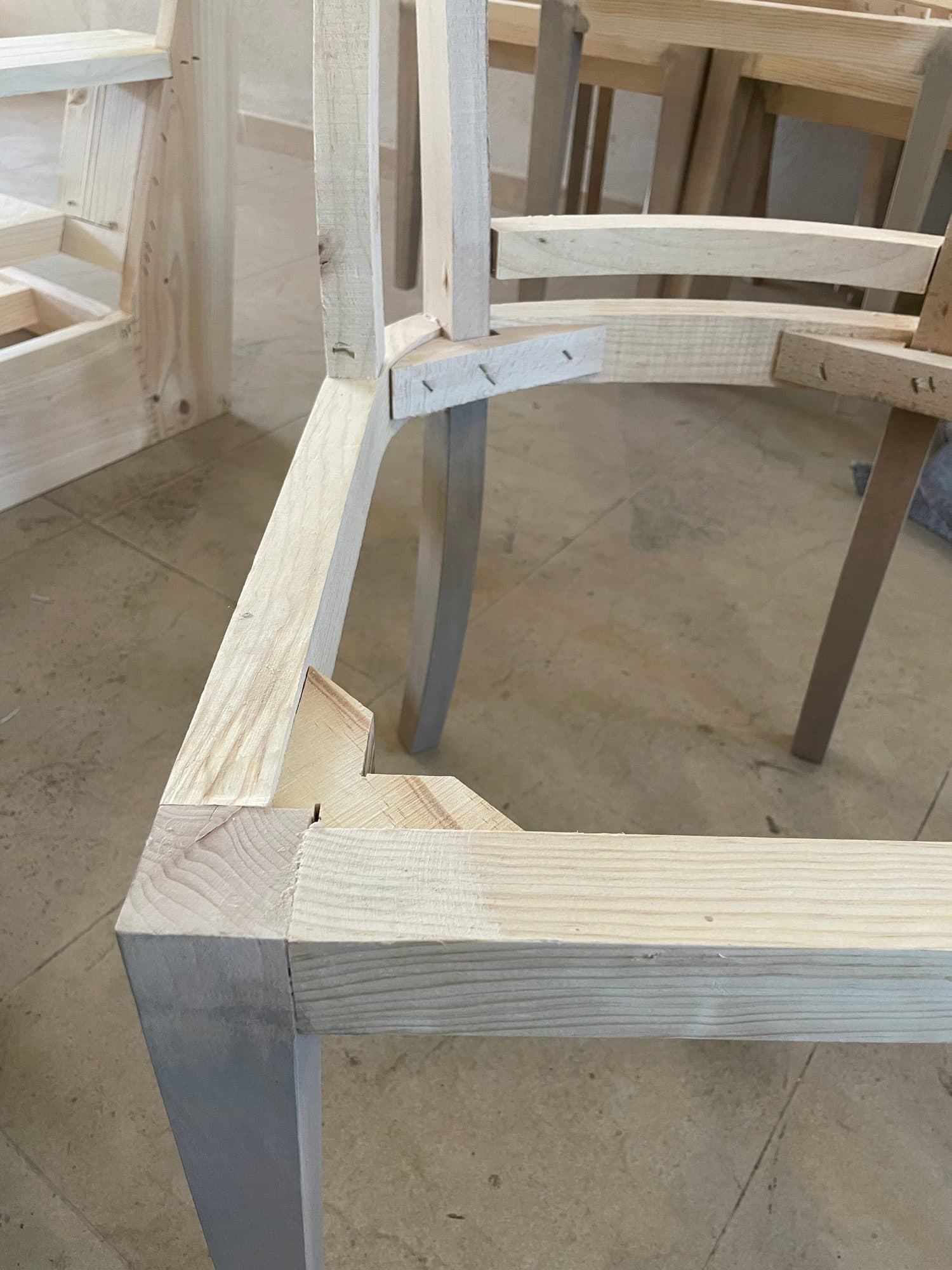 Armazón de madera de un mueble tapizado en fabricación en el taller