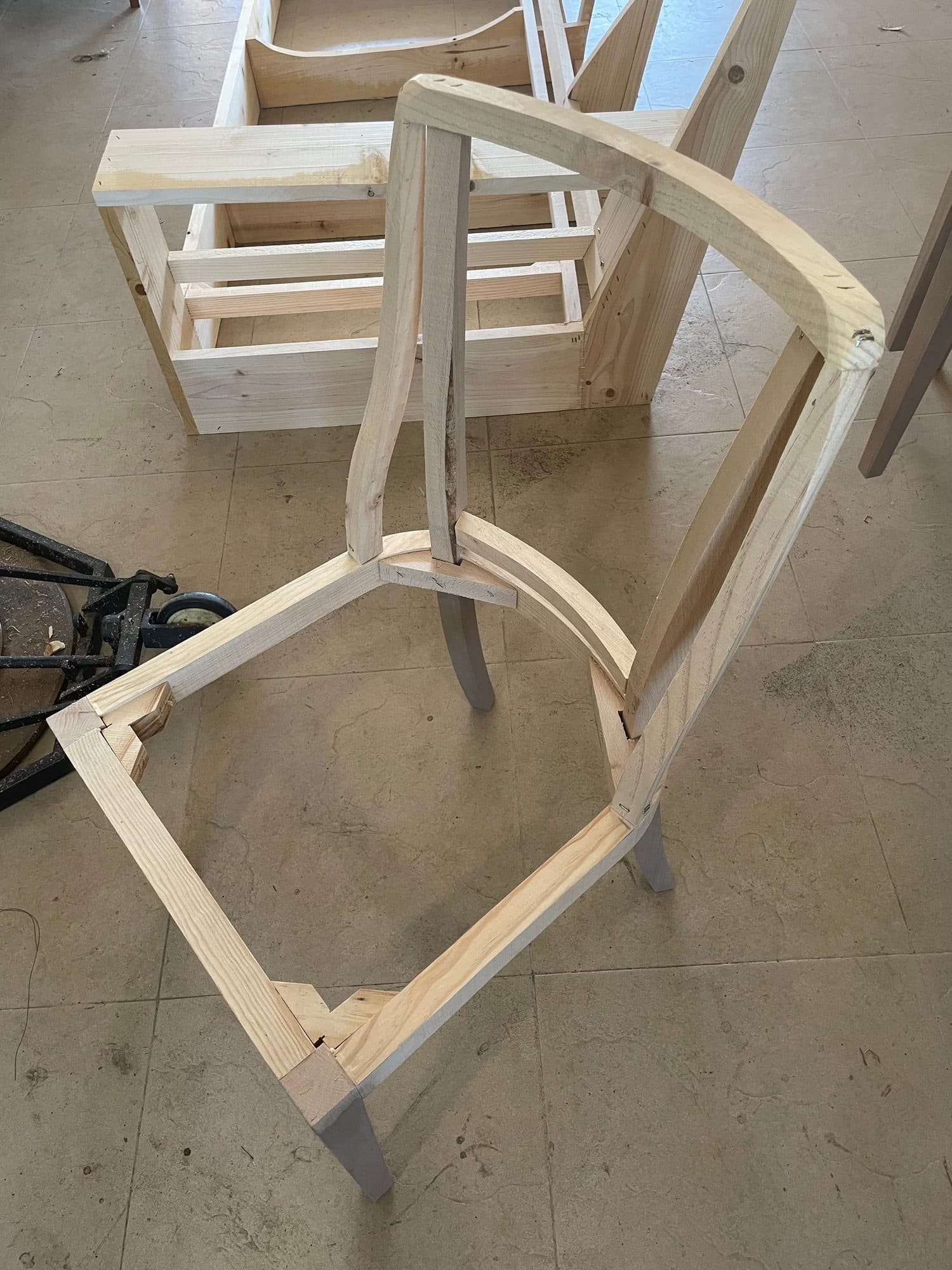 Estructura de madera de pino de una silla antes de tapizar