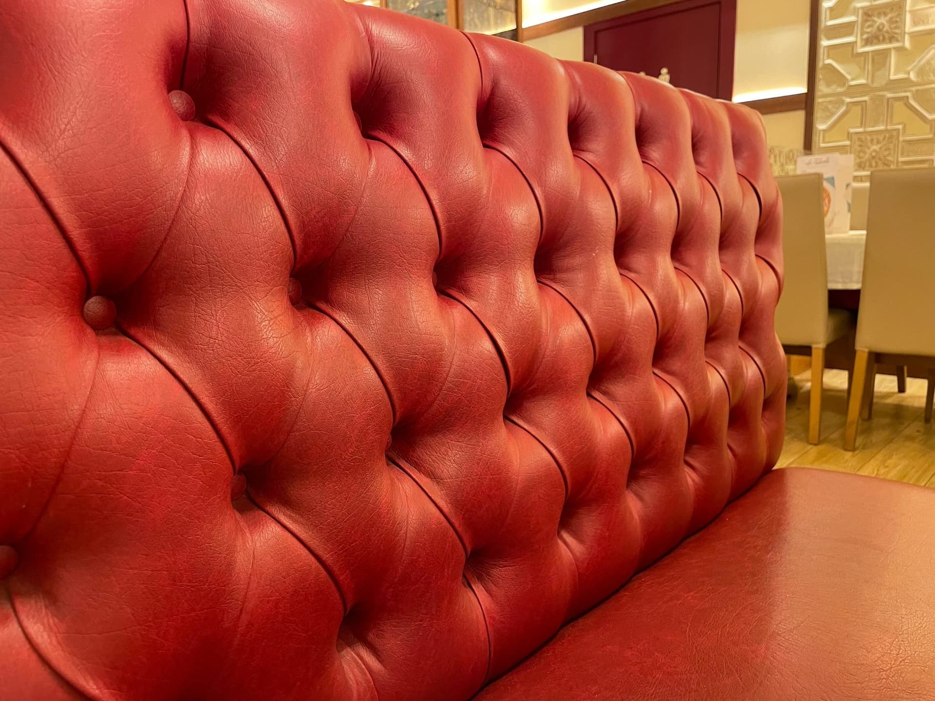 Banco con capitoné rojo en un restaurante