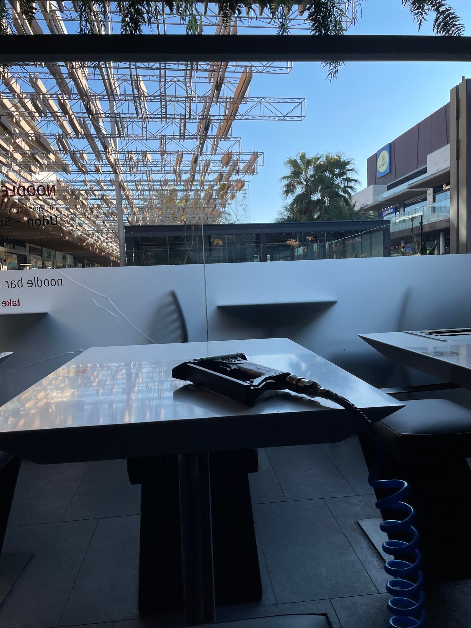 Intervención en un banco de restaurante en un centro comercial