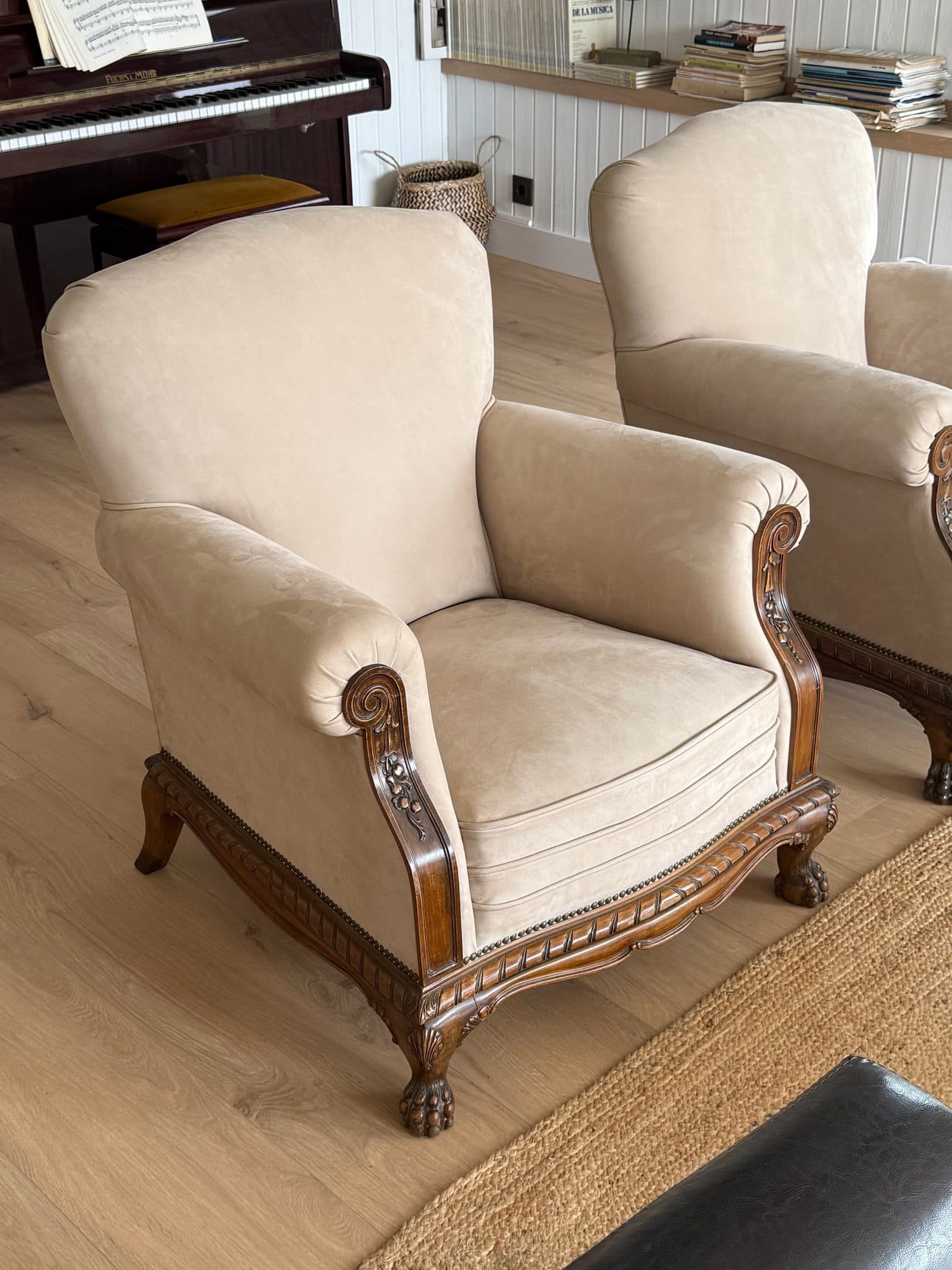 Butaca clásica con talla en madera y patas de garra tapizada en tono crudo