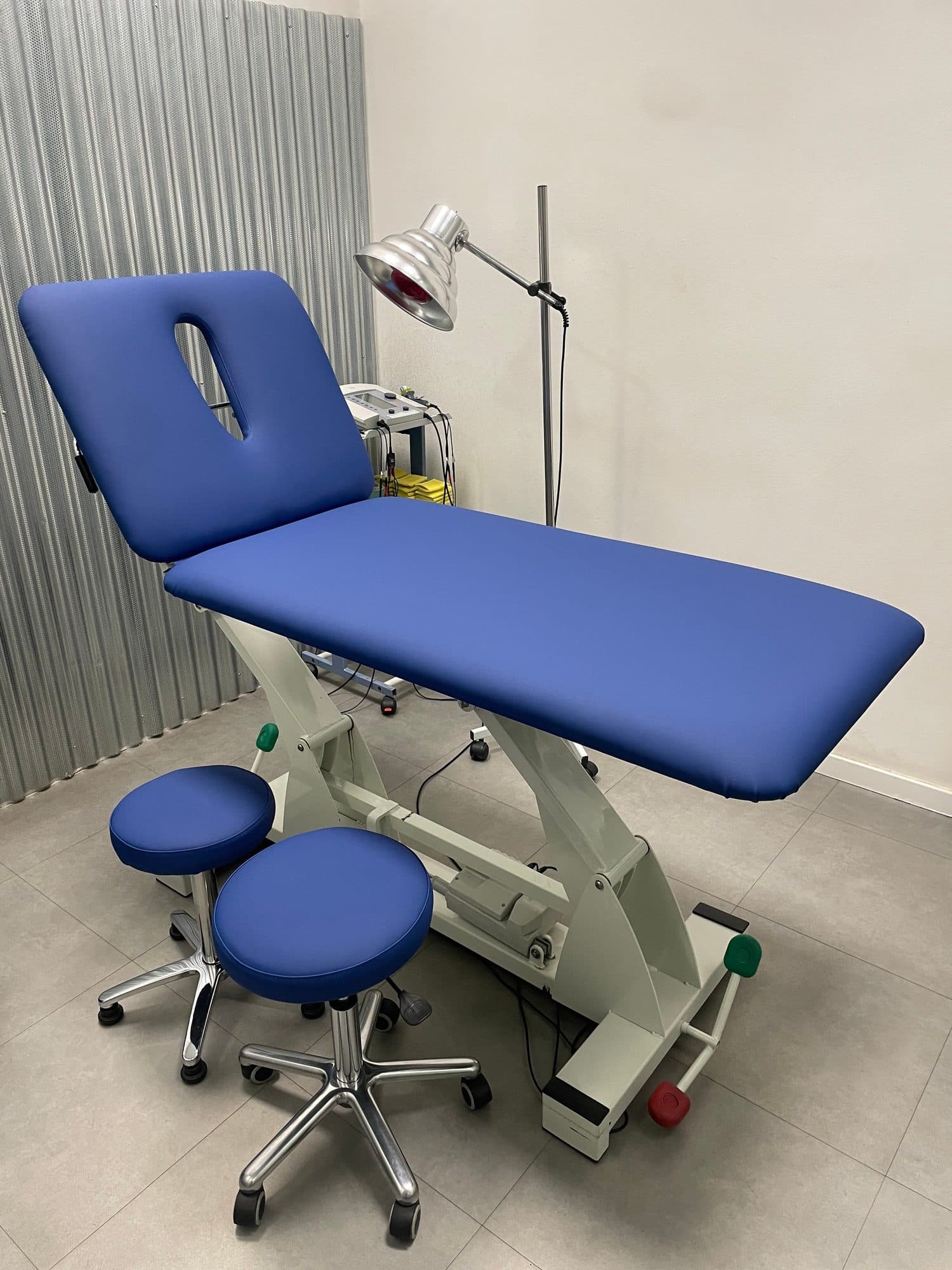 Camilla de fisioterapia y dos taburetes retapizados en azul