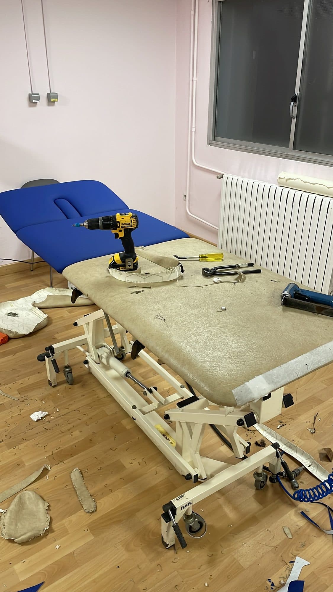 Camilla de fisioterapia en reparación con las herramientas sobre el tablero