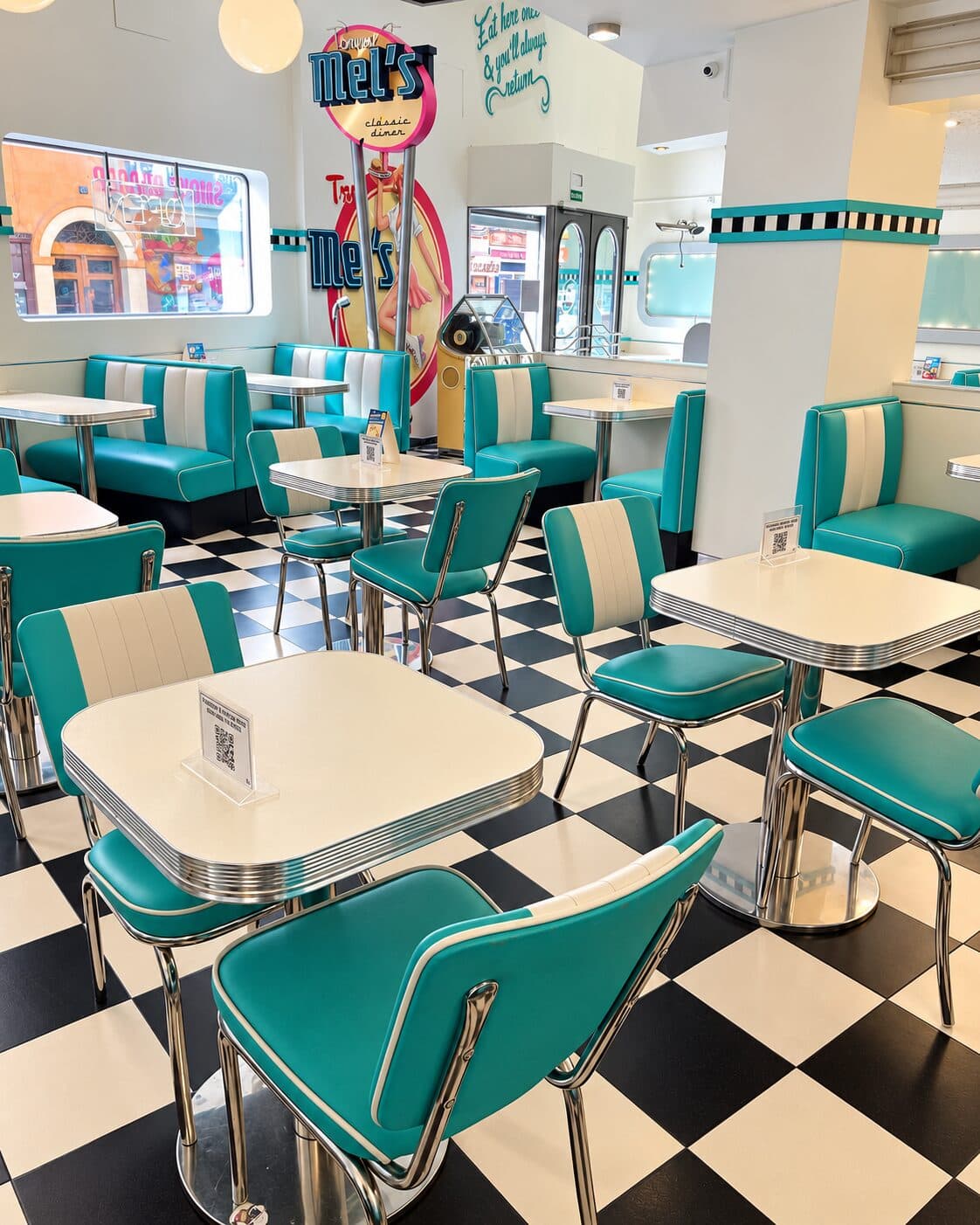 Restaurante de estilo americano con bancos y sillas tapizados en turquesa