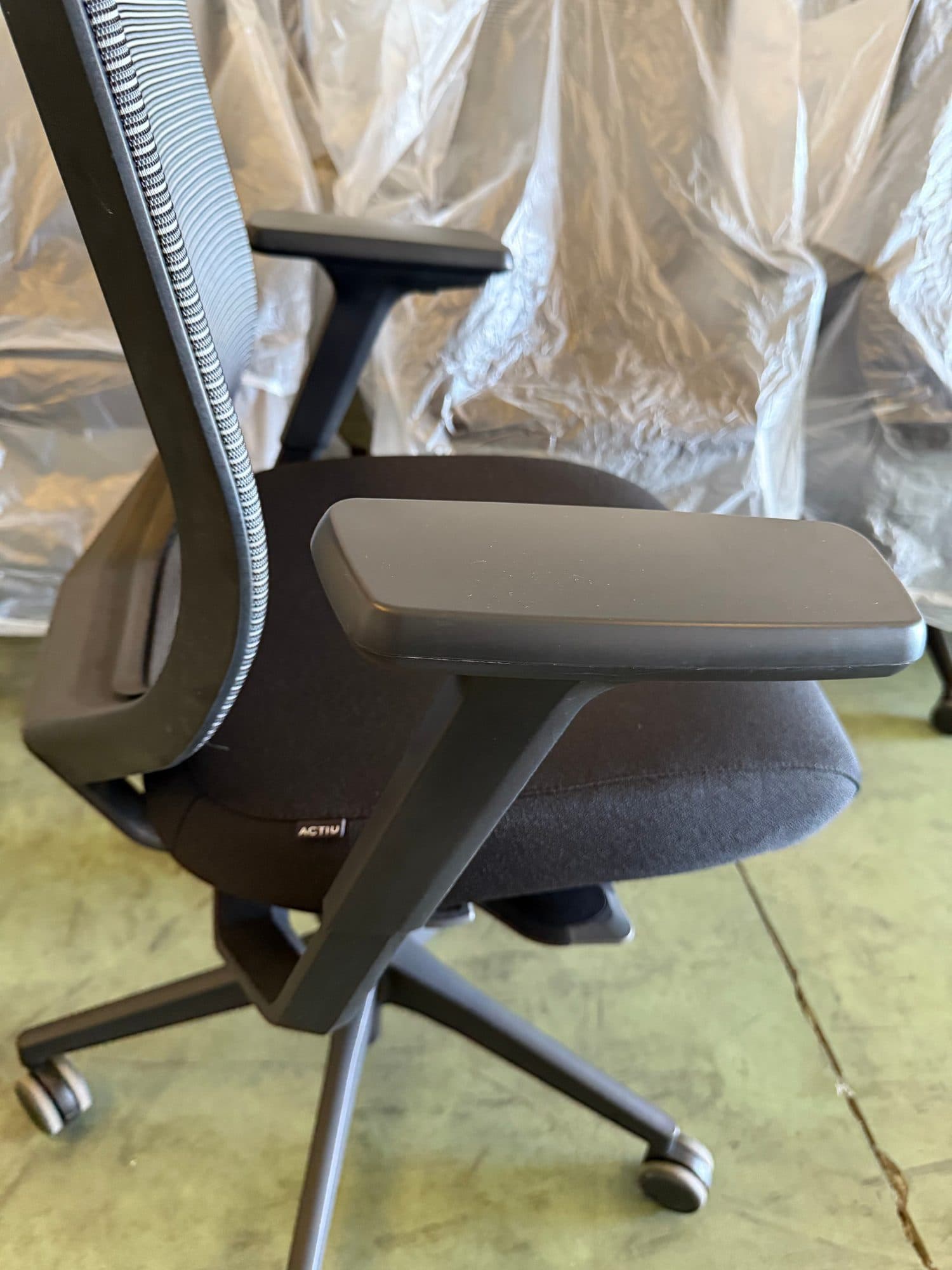 Detalle del brazo y el asiento de una silla de oficina ergonómica